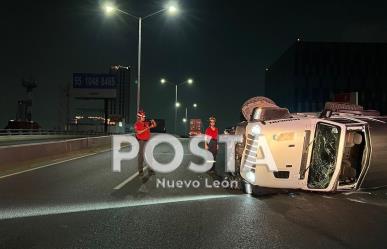 Vuelca camioneta en el municipio de Monterrey