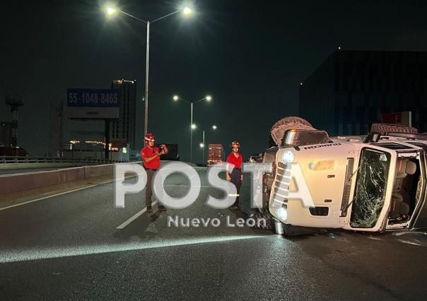 Vuelca camioneta en el municipio de Monterrey