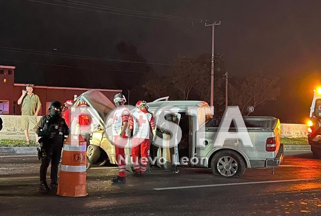 Elementos de Fuerza Civil y paramédicos que atienden a la mujer herida por el choque en la Carretera Nacional. Foto: Raymundo Elizalde.