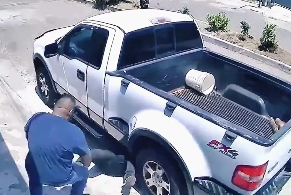 El hombre sacó a su amigo debajo de la camioneta antes de que lo atropellara. Foto: Redes Sociales.