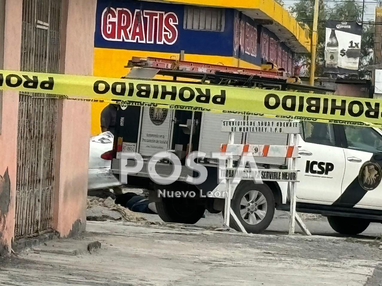 Elementos de la Fiscalía General de Justicia de Nuevo León levantando el cuerpo para las indagatorias correspondientes. Foto: Raymundo Elizalde.