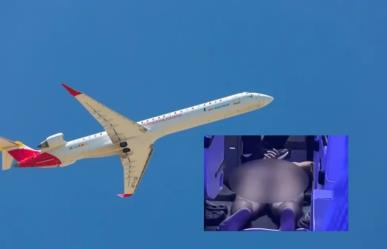 Hombre corre desnudo en pleno vuelo y golpea a una azafata