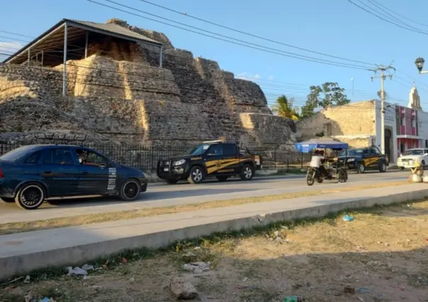 Violentos enfrentamientos en Acanceh: Grupos políticos lapidan camioneta