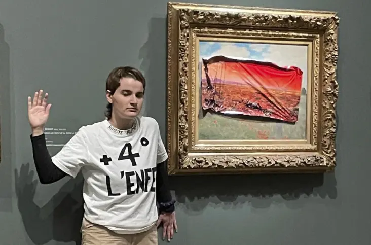 Activista pega un sticker en cuadro de Monet en protesta de crisis climática