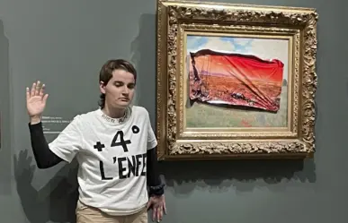 Activista pega un sticker en cuadro de Monet en protesta de crisis climática