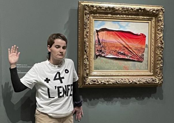 Activista pega un sticker en cuadro de Monet en protesta de crisis climática