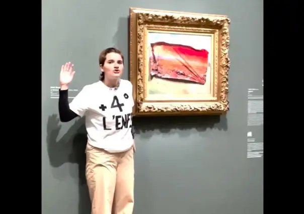 #VIDEO, detienen a activista por pegar sticker en cuadro de Monet