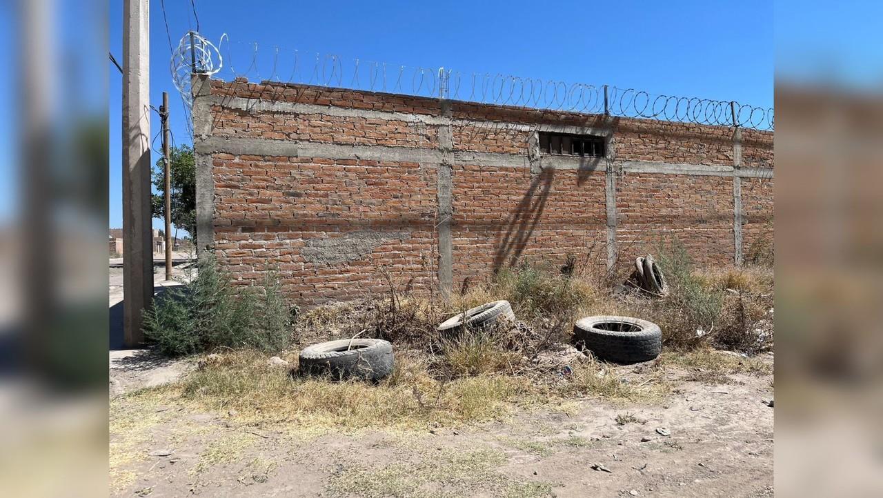 Llantas abandonadas en un terreno contaminado. Foto: Isaura Retana.