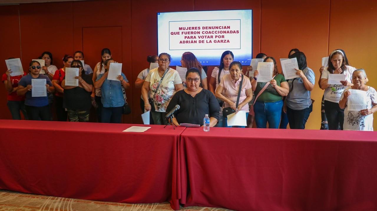 Grupo de mujeres denunciando amenazas de Adrián de la Garza. Foto: Azael Valdés