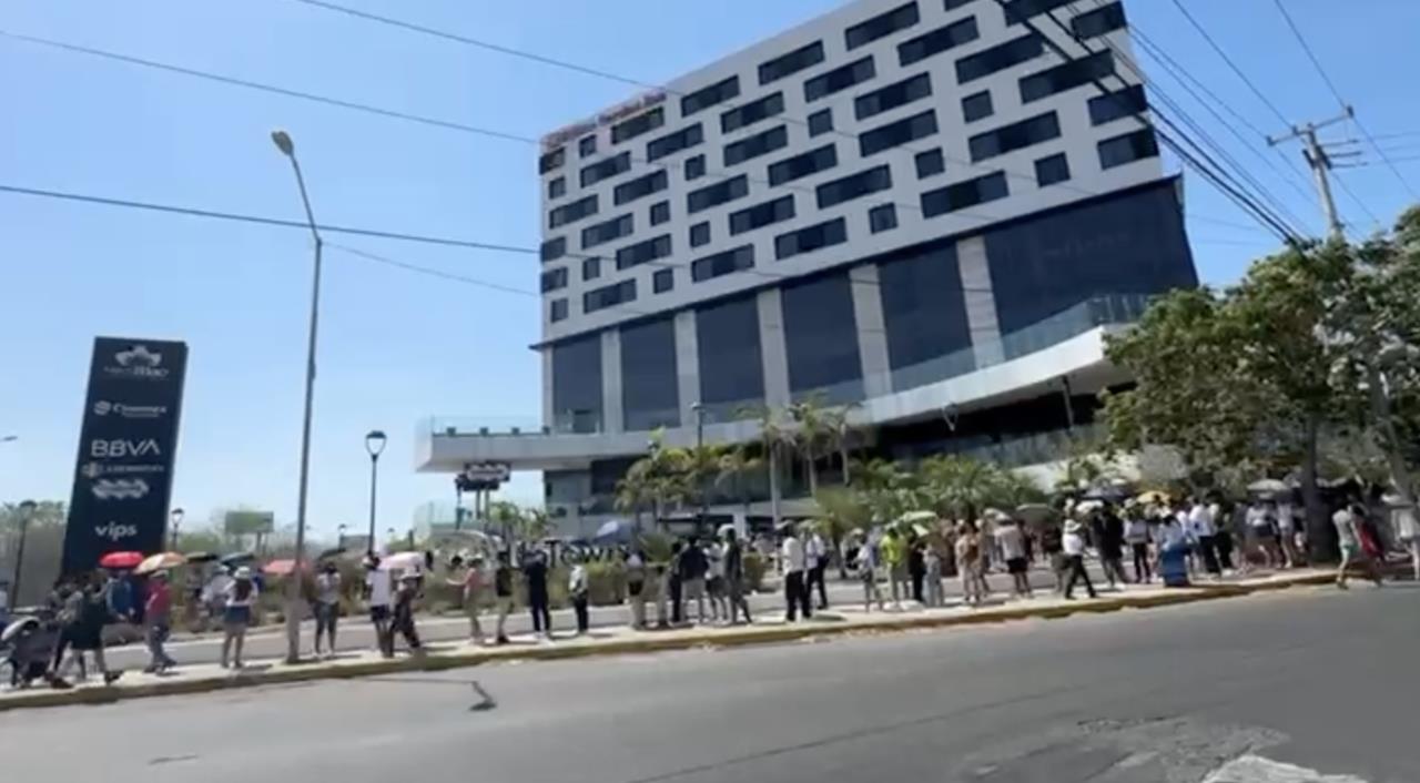 Cientos de personas abarrotaron los comercios de Mérida que ofrecen diversas promociones a quienes muestren su dedo con la marca de que ya votaron.- Foto de Irving Gil