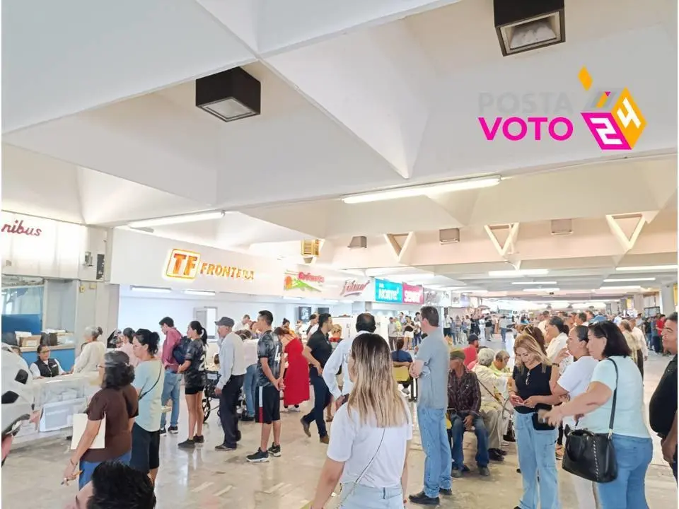 Esperando más de dos horas para avanzar un poco más de la mitad de la fila para poder votar. Foto: Victoria Jiménez