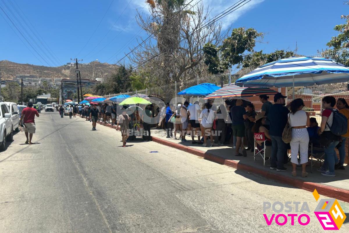 Ciudadanos esperando votar bajo el sol. Foto: Irving Thomas / POSTA BCS