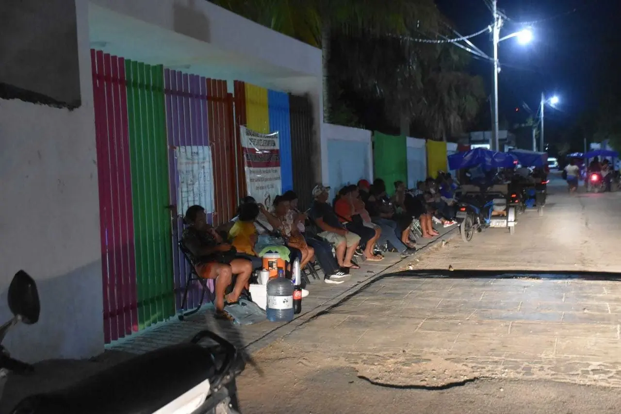 Desde la noche del sábado cientos de personas comenzaron a hacer filas en algunos estados de Yucatán para poder asegurar los primeros lugares en las entradas de las casillas. Foto de redes sociales