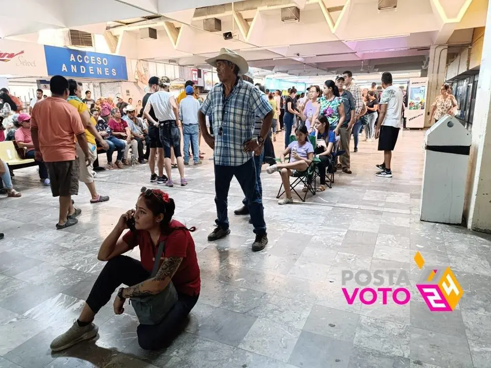 La jornada electoral en la capital tamaulipeca se ve marcada por largas filas y espera desesperada. Cientos de ciudadanos aguardan pacientemente en la fila de la casilla especial ubicada en la Central de Autobuses. Foto: Victoria Jiménez / POSTA Tamaulipas