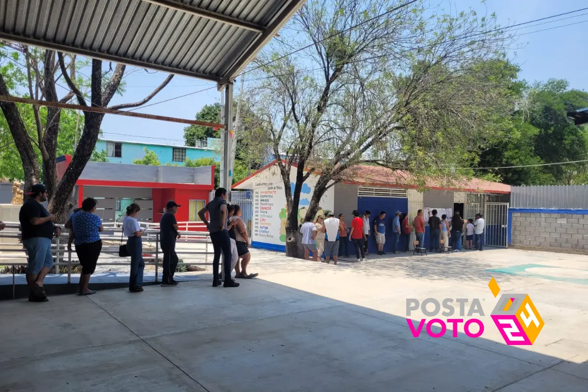 Largas filas todavía se aprecian en secciones como la 1599 de Victoria, donde continúan llegando votantes para emitir su sufragio. Foto: Carlos García