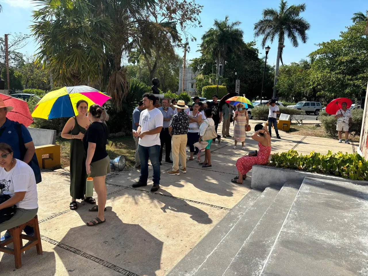 Una larga fila de votantes se registró desde antes de las 8 de la mañana en la casilla especial instalada en la  biblioteca José Martí  de Mérida.- Foto de Alejandra Vargas