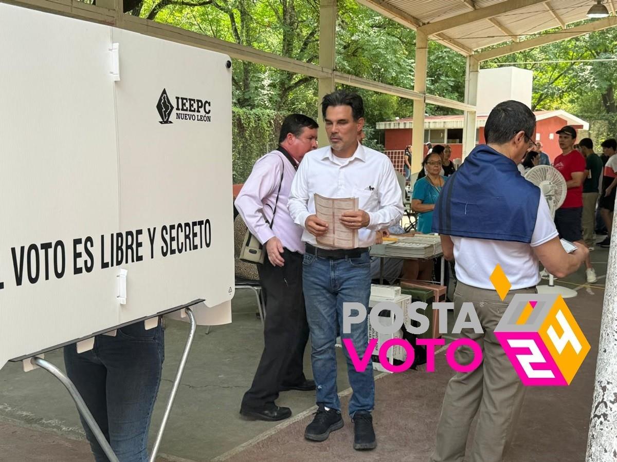 El candidato a la alcaldía de Monterrey por el partido Vida Nuevo León, Pato Zambrano, ejerció su derecho al voto. Foto: Especial