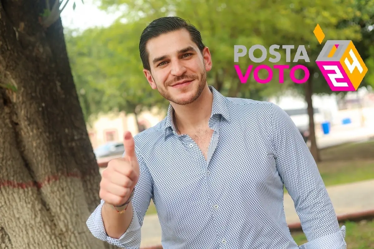 El candidato del Partido Acción Nacional (PAN) a diputado federal, Patricio Lozano, muestra su pulgar derecho marcado tras votar. Foto: Facebook Patricio Lozano