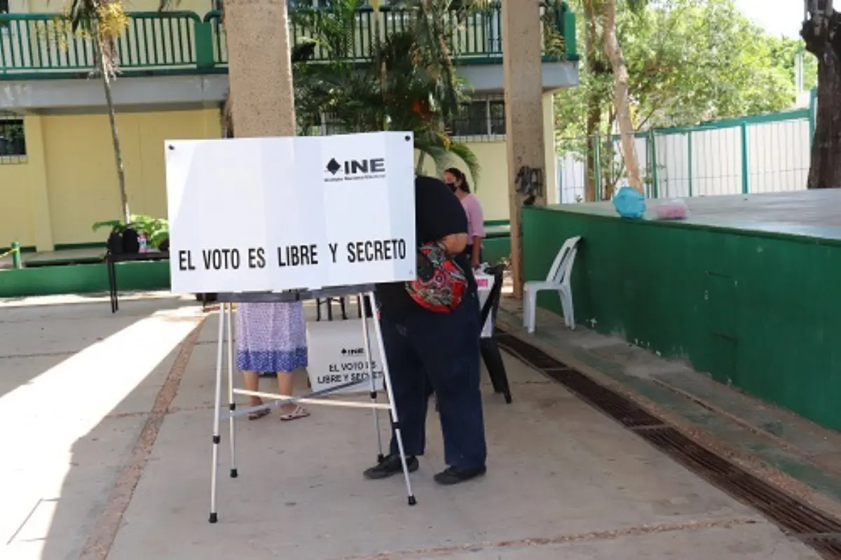 Personas votando en las casillas especiales. Foto: Central INE