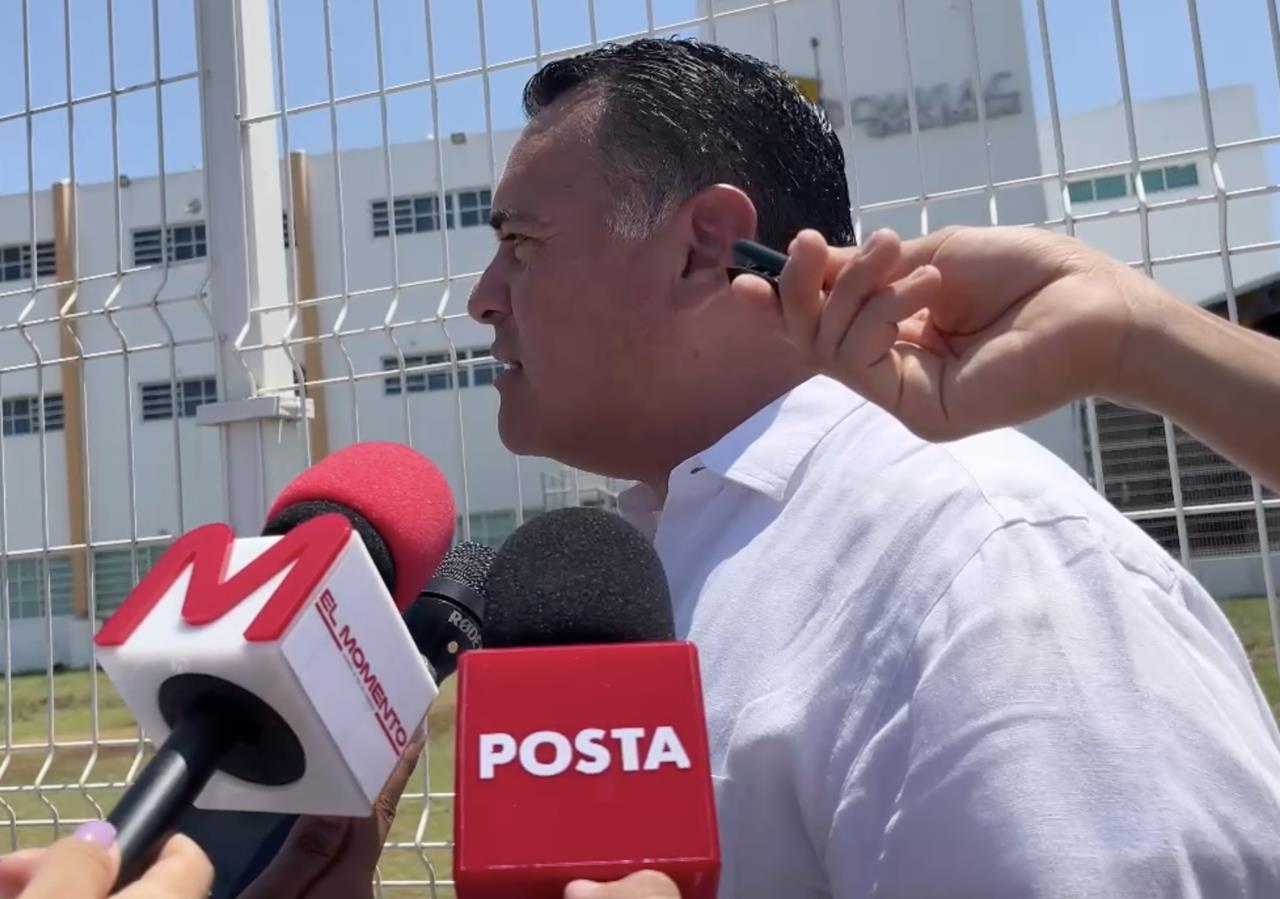 Renán Barrera Concha llegó la casilla instalada en la escuela Rochavi Altabrisa para emitir su voto.- Foto de Irving Gil