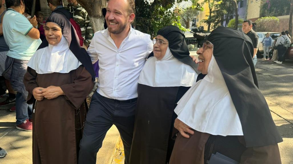 ¡Tuvo que esperar en la fila! Santiago Taboada emite su voto en la Benito Juárez