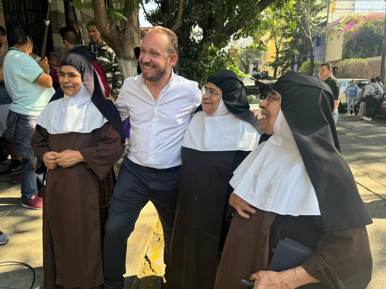 Santiago Taboada con monjas.    Foto: Ramón Ramírez