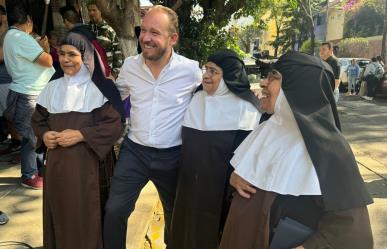 ¡Tuvo que esperar en la fila! Santiago Taboada emite su voto en la Benito Juárez