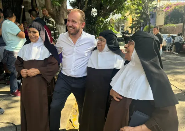 ¡Tuvo que esperar en la fila! Santiago Taboada emite su voto en la Benito Juárez