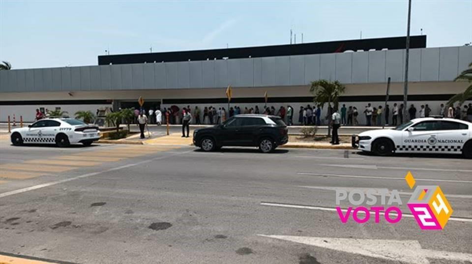 Se generó una larga fila de votantes en el aeropuerto de Tampico. Foto: redes sociales