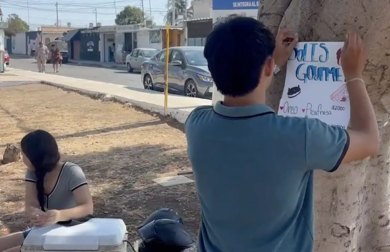 Jóvenes emprendedores aprovecharon el retraso en la apertura de una casilla en Vergel 2 y el intenso calor para vender bolis a los votantes que ya hacían fila desde las 7  de la mañana.- Foto de Alejandro Zapata Sosa