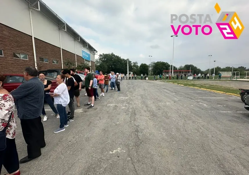 Adultos Mayores y personas con discapacidad son los primeros en llegar a votar. Foto. David Dorantes