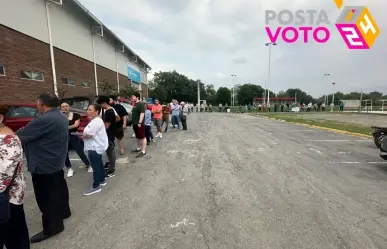 Acuden adultos mayores a votar en casilla 2086 de Santiago