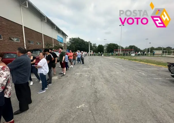 Acuden adultos mayores a votar en casilla 2086 de Santiago