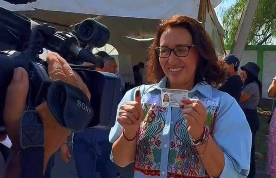 Azucena Cisneros Coss emite su voto en fraccionamiento La Monera