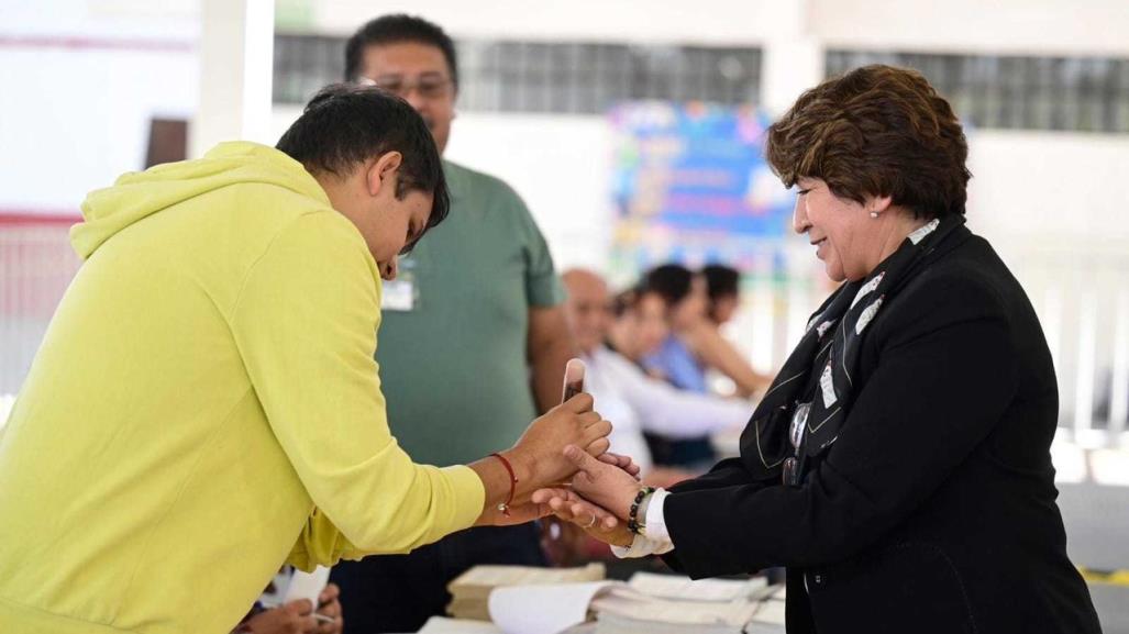 Delfina Gómez ejerce su derecho al voto en San Pedro, Texcoco