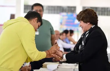 Delfina Gómez ejerce su derecho al voto en San Pedro, Texcoco