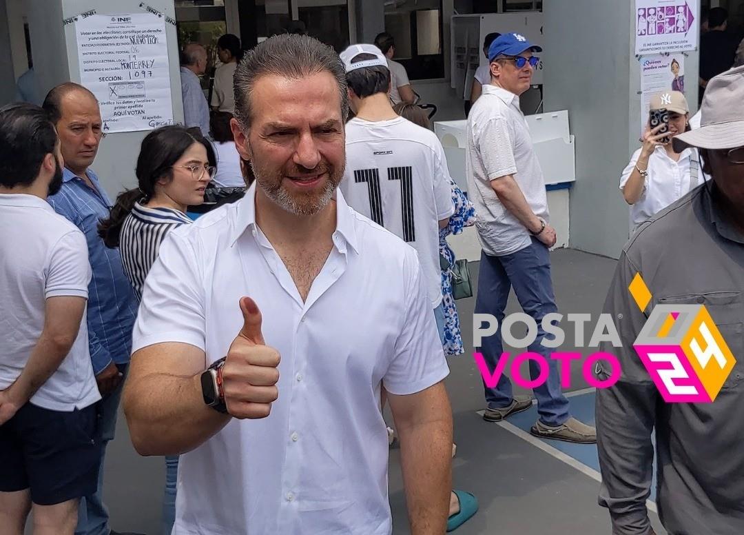 Adrián de la Garza afuera de la casilla tras haber emitido su voto. Foto: Armando Galicia.