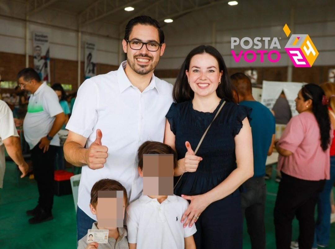 David de la Peña junto a su esposa e hijos al acudir a votar en el Gimnasio Polivalente 21 de Marzo. Foto: David de la Peña.