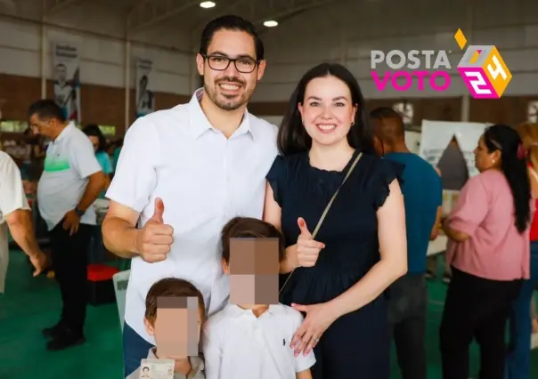 Acude a votar David de la Peña con su familia en Santiago