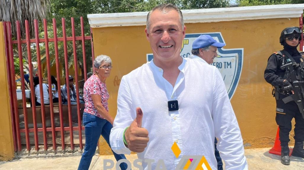 César Valdés acude a votar por la Alcaldía de García