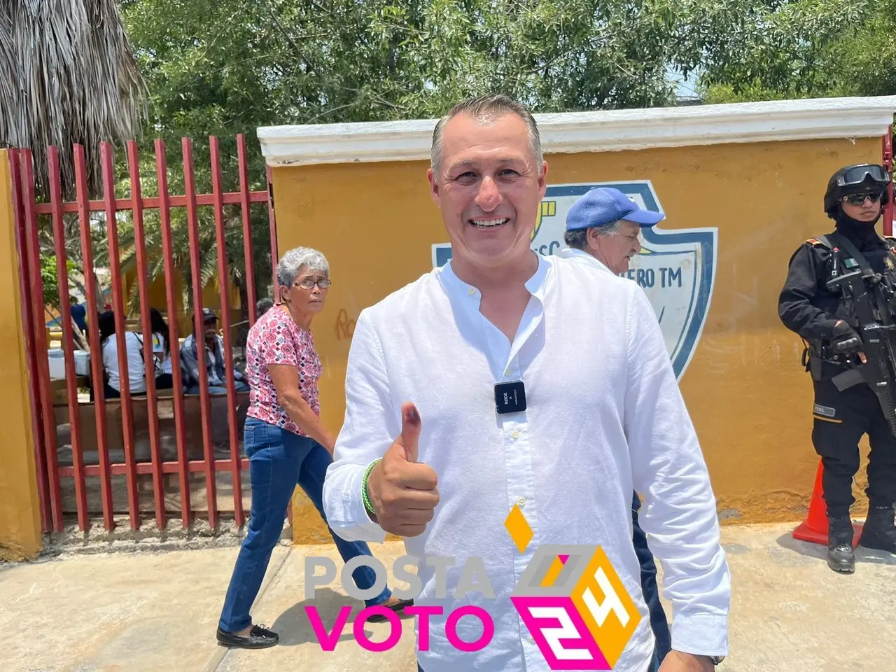 César Valdés, candidato a la alcaldía de García por el Partido Vida acudió a emitir su voto ciudadano. Foto.  Rafael Enríquez