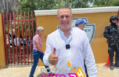 César Valdés acude a votar por la Alcaldía de García