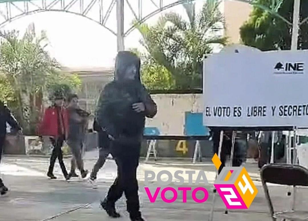 Los hombres armados fueron vistos en la casilla 2069 del municipio de Tlapanalá en Puebla. Foto: Crónica.