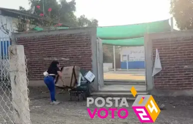 ¡Con toda la actitud! Funcionaria de casilla llega con material en carretilla