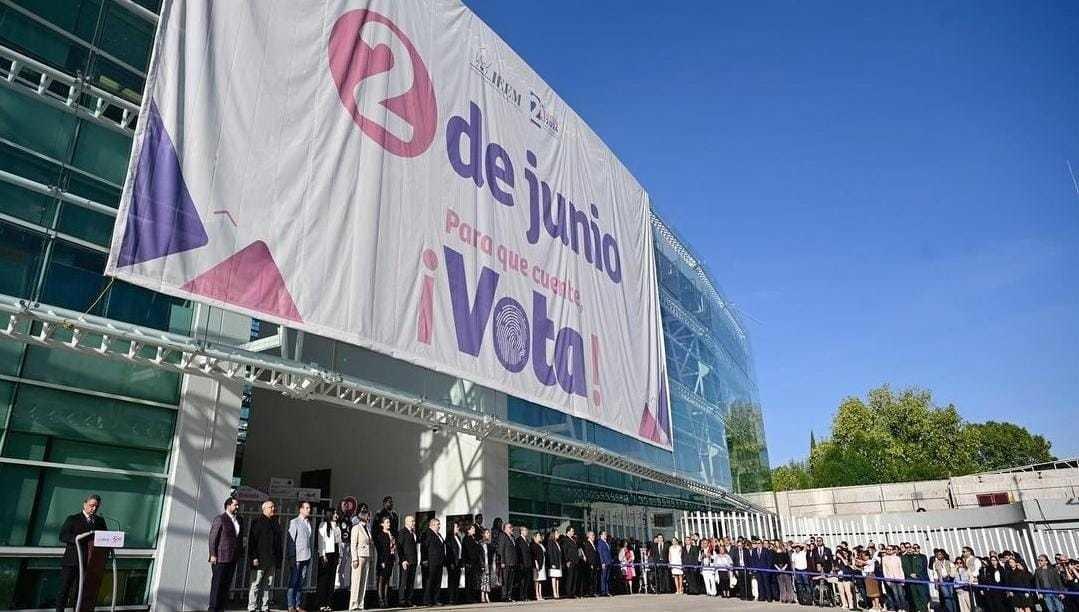 Delfina Gómez lidera ceremonia cívica en el IEEM.  Foto: @DelfinaGómez