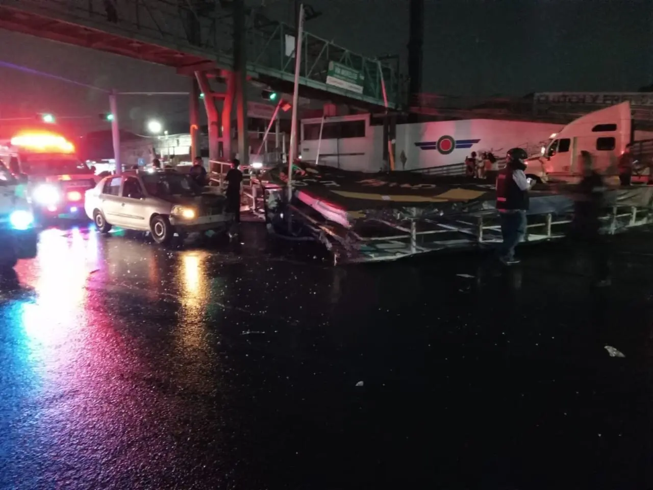 La estructura colapsó la vialidad al caer en medio de la Vía Morelos en Ecatepec, no hubo lesionados. Foto: Captura de pantalla