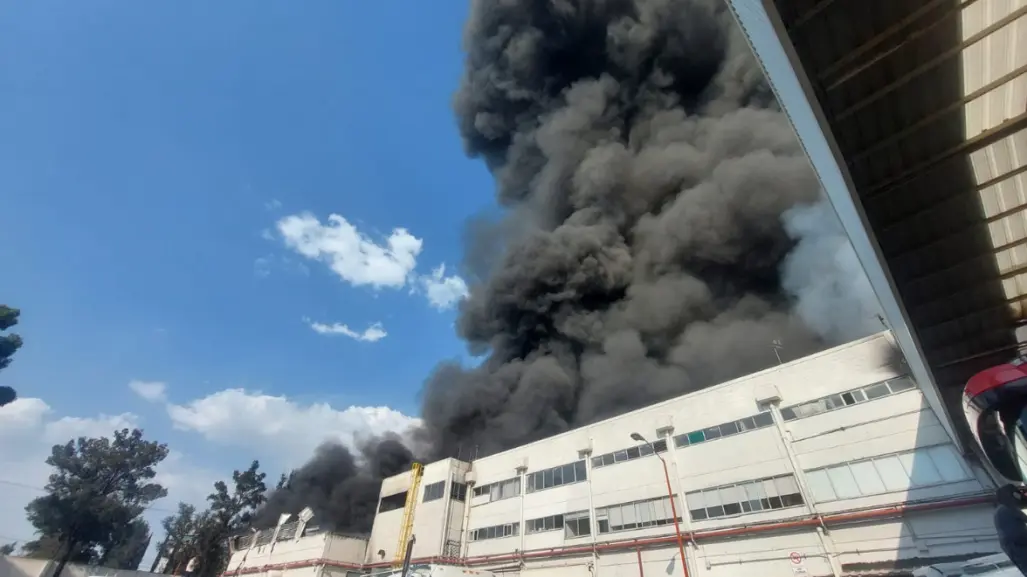 Incendio en bodega de plásticos provoca alarma en Ecatepec