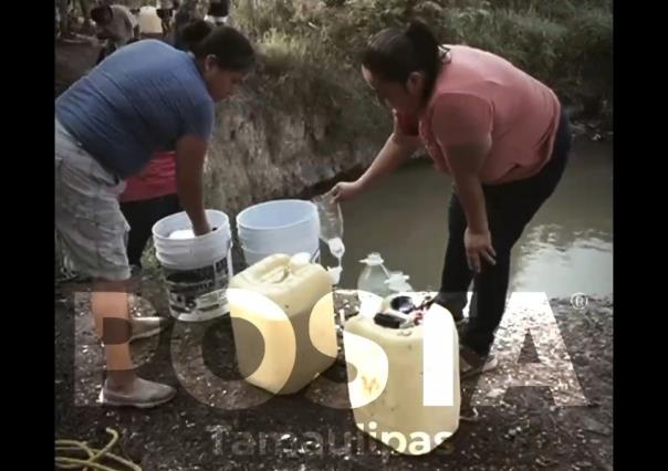 Desesperados sacan agua de una fosa en Tampico