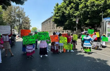 ¡Claudia celebrando y los indígenas marchando! Acusan Mazahuas falta de vivienda