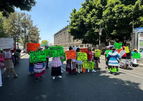 ¡Claudia celebrando y los indígenas marchando! Acusan Mazahuas falta de vivienda